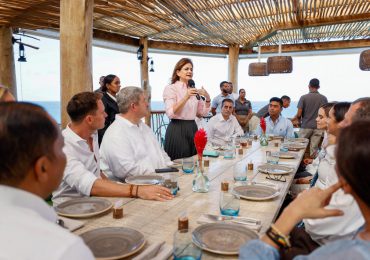 Vicepresidenta encabeza almuerzo con empresarios de María Trinidad Sánchez