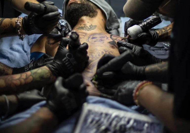 Arcángel pasa por 8 horas de anestesia general para homenajear a su hermano con un tatuaje
