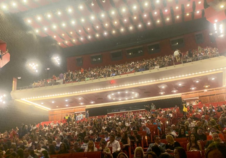 El Teatro Nacional a casa llena por el dúo Pimpinela