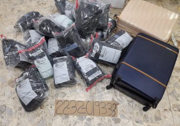 Investigan hallazgo de dos maletas con 67 paquetes de  marihuana en el AILA