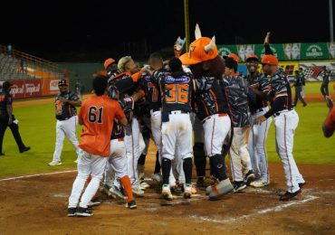 Toros dejan Estrellas en el terreno con jonrón de De la Cruz