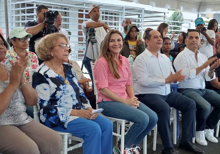 Carolina Mejía entrega remozado parque en la Urbanización Coral