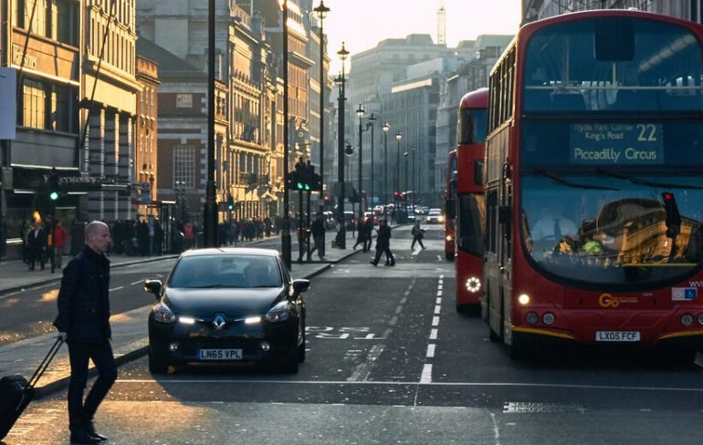 Londres extiende a toda la ciudad su restricción de vehículos muy contaminantes