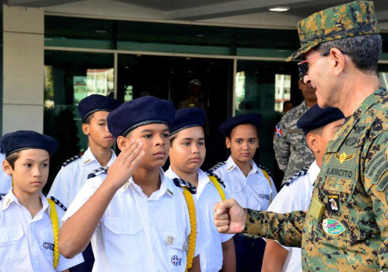 Estudiantes Academia Militar del Caribe participan de tradicional Izada de bandera del MIDE