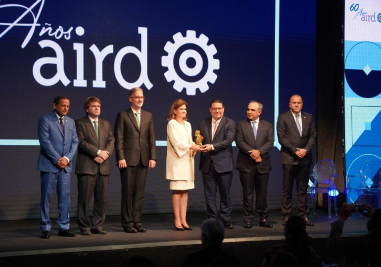 AIRD otorga galardón “Labor Institucional en Apoyo al Sector Industrial”, a la Dirección General de Aduanas