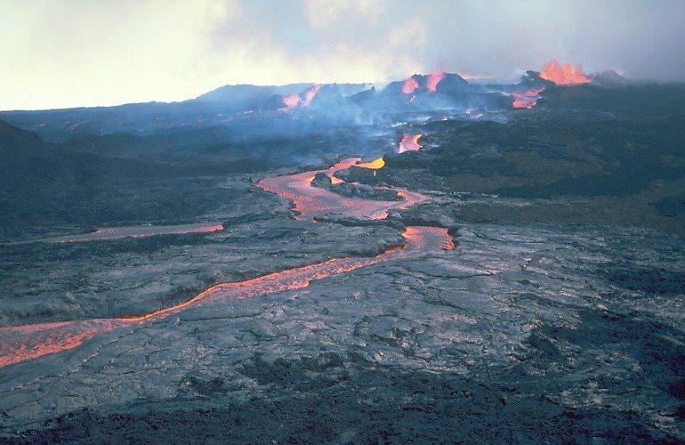 El volcán más grande del mundo entra en erupción en Hawái