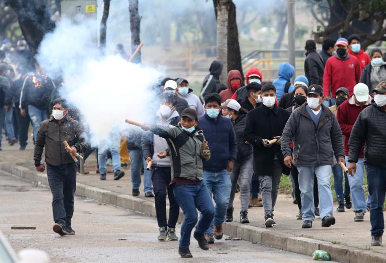 Pérdidas económicas "cuantiosas" por ciudad boliviana en huelga, alerta empresariado