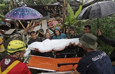 Lluvia y réplicas obstaculizan búsqueda de sobrevivientes del terremoto en Indonesia