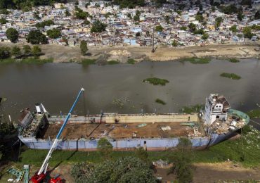 VIDEO | Medio Ambiente avanza en el desmantelamiento de embarcaciones en el río Ozama