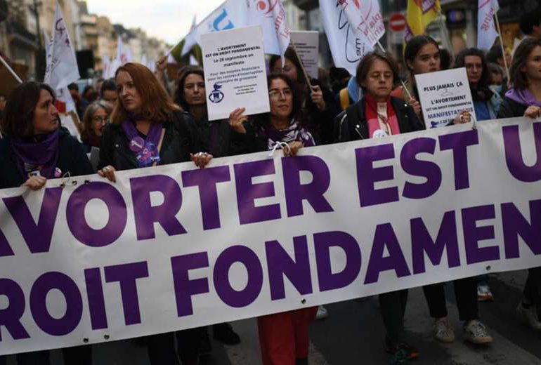 Diputados franceses aprueban inscribir el derecho al aborto en la Constitución
