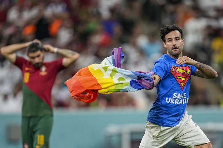 Mundial Qatar 2022: un hombre entró al partido entre Portugal y Uruguay con una bandera LGBTIQ+