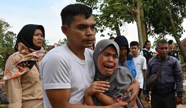 Búsqueda de supervivientes en Indonesia tras sismo que mató a 268 personas