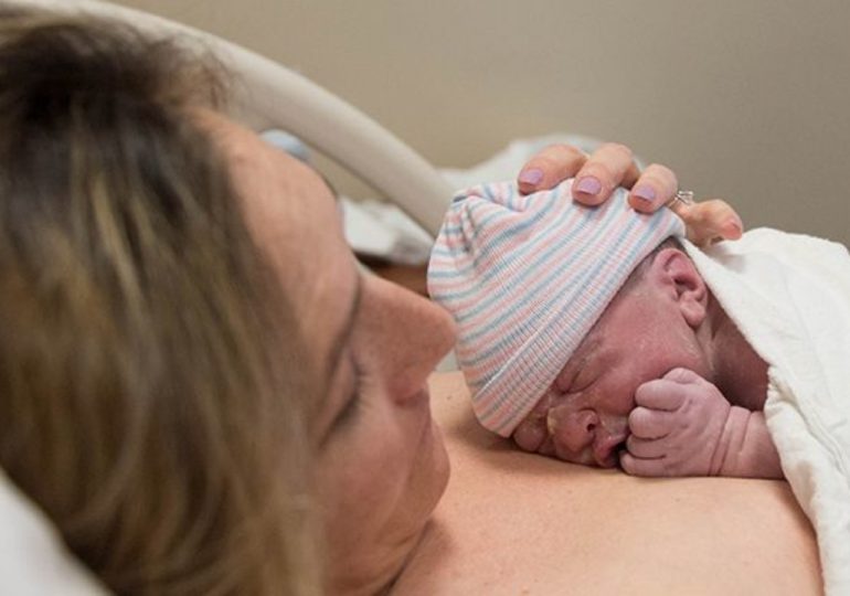 Contacto piel con piel es preferible a la incubadora para los prematuros según la OMS