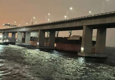 Barco a la deriva choca con importante puente de Rio de Janeiro