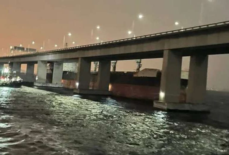 Barco a la deriva choca con importante puente de Rio de Janeiro