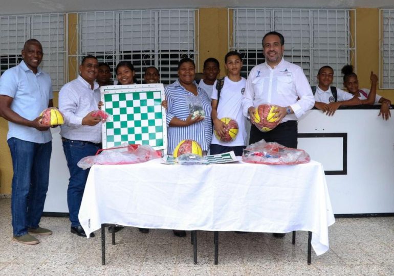 INEFI inicia proceso de entrega utilería deportiva a 122 Distritos Educativos en RD