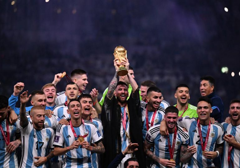 <strong>Messi alza la Copa en Catar: "¡Somos campeones del mundo!"</strong>