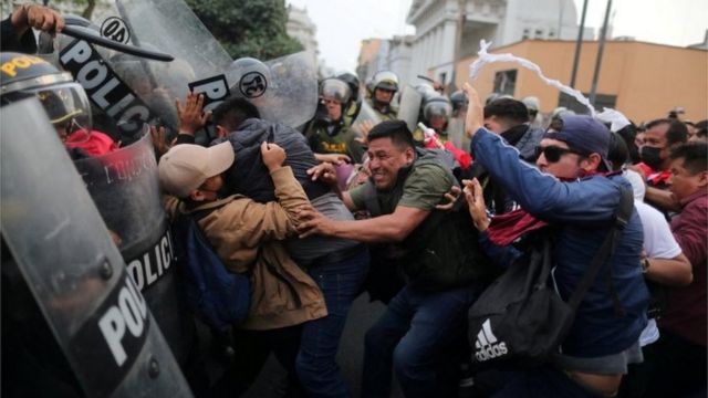 Suben a cinco los manifestantes muertos el lunes en protestas contra presidenta de Perú