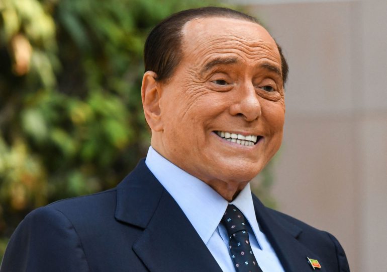 Berlusconi promete "bus" de prostitutas para motivar a futbolistas del Monza