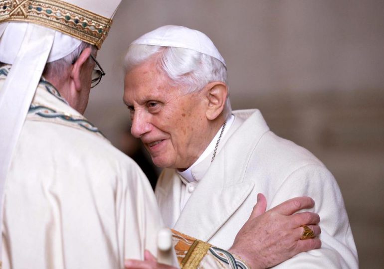 Benedicto XVI en estado grave pero estable, según medios italianos