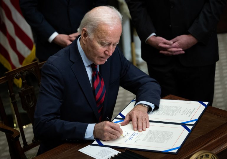 Biden firma ley que obliga a sindicatos ferroviarios a aceptar un acuerdo salarial