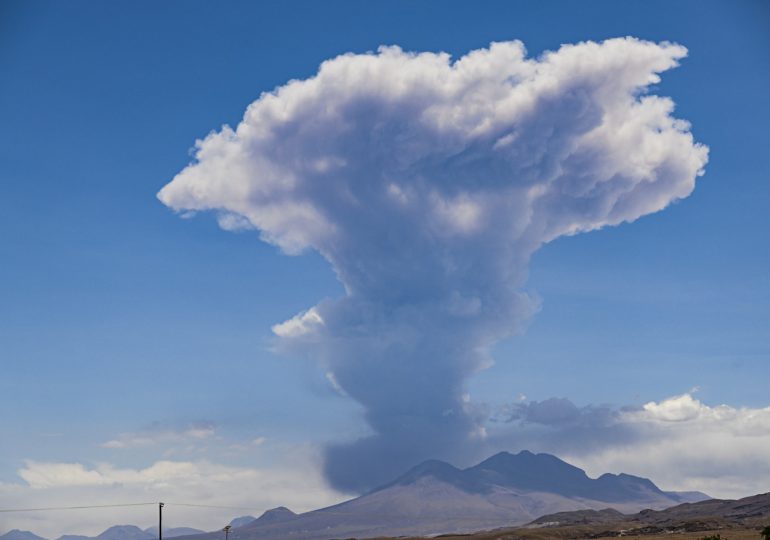 Volcán Lascar en norte de Chile provoca sismo y aumento de actividad