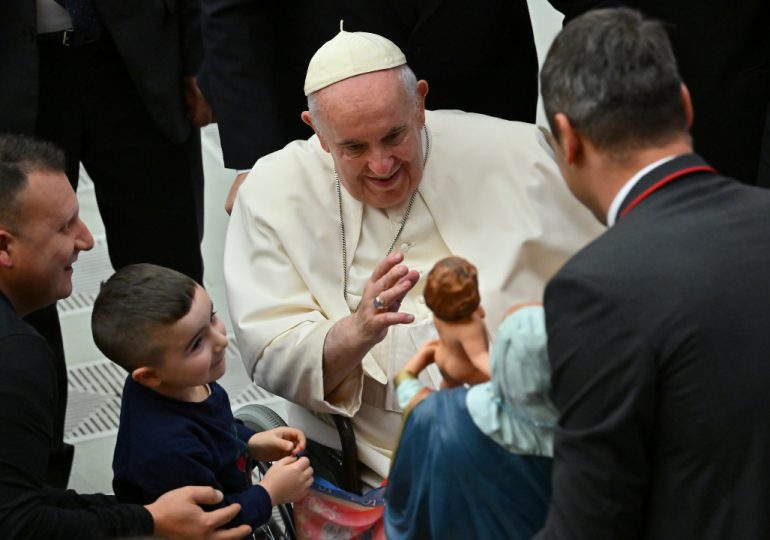 Papa invita a vivir una Navidad sobria y humilde con Ucrania "en el corazón"