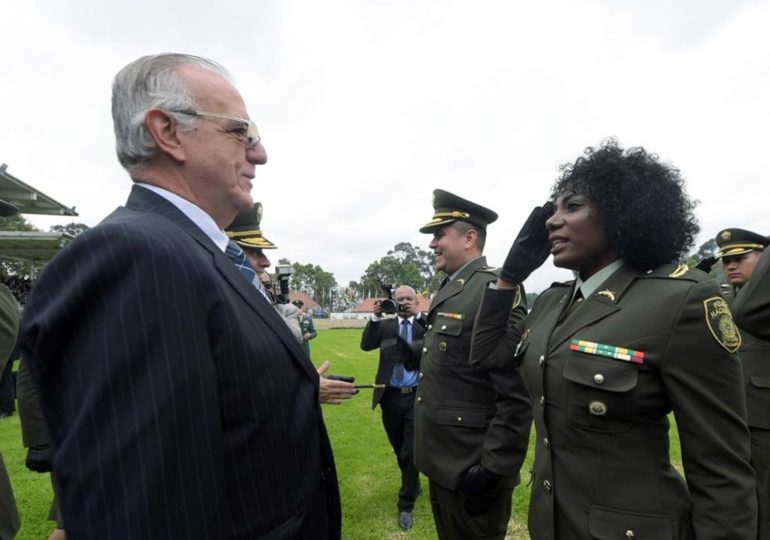 Por primera vez una oficial colombiana logra llevar su pelo afro sin alisar