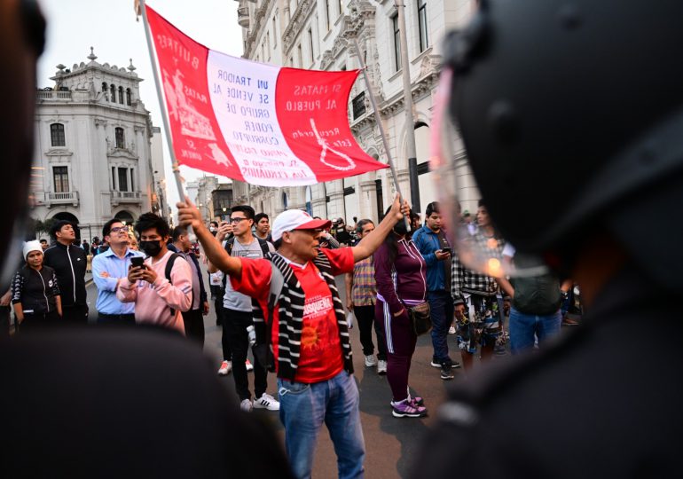 Fracasa adelanto de elecciones en un Perú con graves protestas y miles de turistas varados