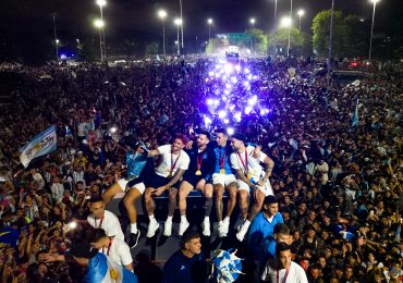 Con Messi en cabeza, los campeones del mundo llegan como héroes a Argentina