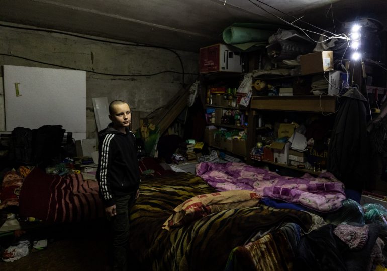 Entre miedo y aislamiento, la vida de los niños en el frente ucraniano