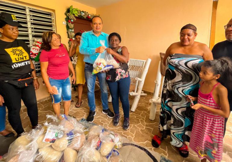 Surun Hernández dona raciones alimenticias en Santo Domingo Este