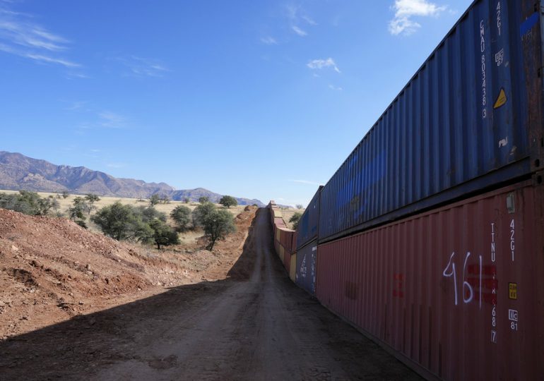 Arizona desmantelará el muro de contenedores instalado en la frontera con México