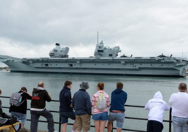 El mayor buque de guerra británico pasa más tiempo reparándose que en el mar