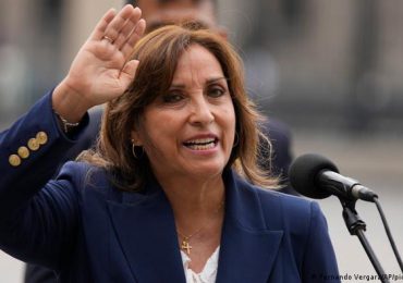 Presidenta de Perú nombra nuevos ministros y busca salir de crisis tras protestas