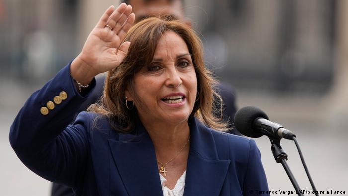 Presidenta de Perú descarta renunciar y "exige" al Congreso adelanto de elecciones