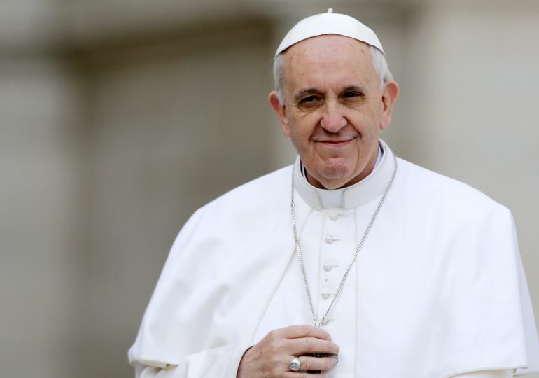 El papa revela que firmó una carta de renuncia por si le falla la salud
