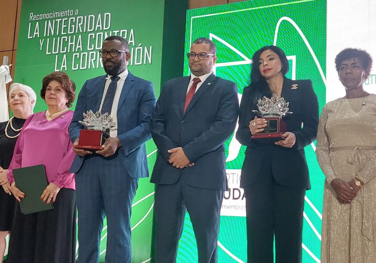 <em>Participación Ciudadana reconoce a Yeni Berenice y Wilson Camacho por su integridad y lucha contra la corrupción</em>