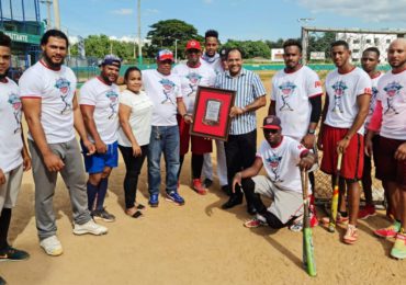 Dedican primer Home Run Derby Dajabón a Salvador Holguín