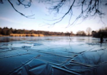 Mueren tres niños en el Reino Unido tras caer en un lago helado