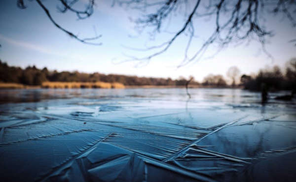 Mueren tres niños en el Reino Unido tras caer en un lago helado
