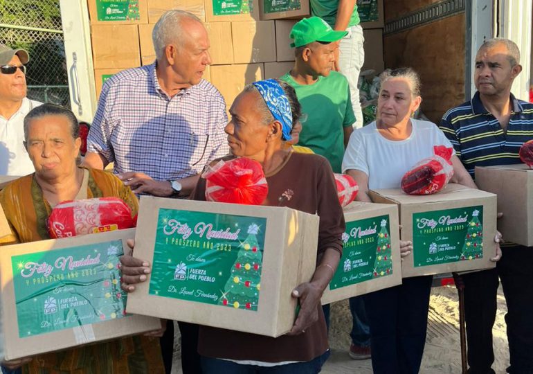 VIDEO | Fuerza del Pueblo inicia jornada solidaria con entrega de cajas navideñas en circunscripción No. 1 de SDE