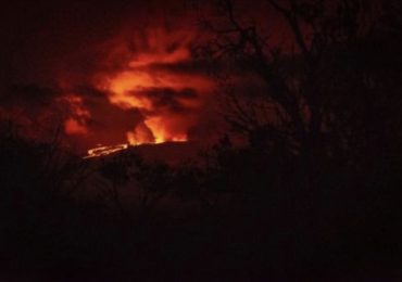 Ríos de lava de volcán en Hawái se aproximan a crucial carretera de la isla