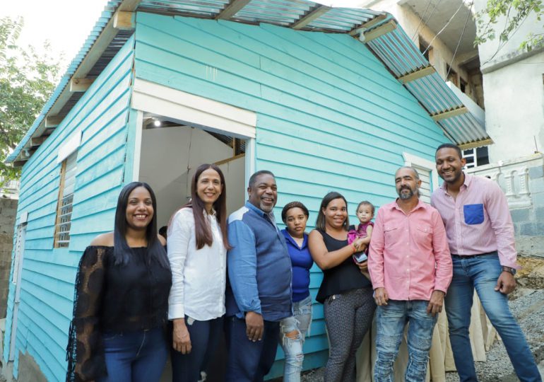 Gabinete de Política Social entrega a familia casa reconstruida y amueblada en Los Ríos
