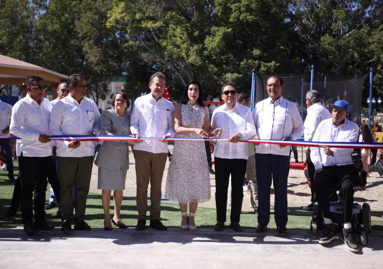 Raquel Arbaje, MICM e Industrias San Miguel remozan Parque Central de Sabaneta