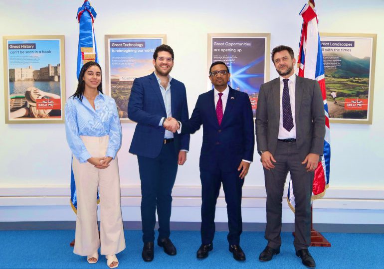 Embajada británica en RD apoya iniciativa dominicana; desarrollarán programas de educación y transformación del sargazo