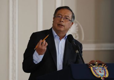 Presidente colombiano dice que Castillo "se dejó llevar a un suicidio político" en Perú
