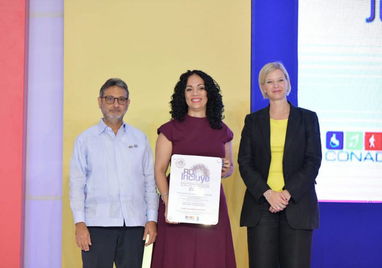 JCE recibe “Sello de plata RD Incluye 2022" por políticas de inclusión