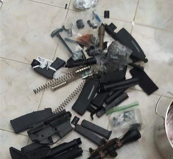 Policía Nacional ocupa dos fusiles y cientos de municiones ocultas en caja con alimentos enviada desde el exterior