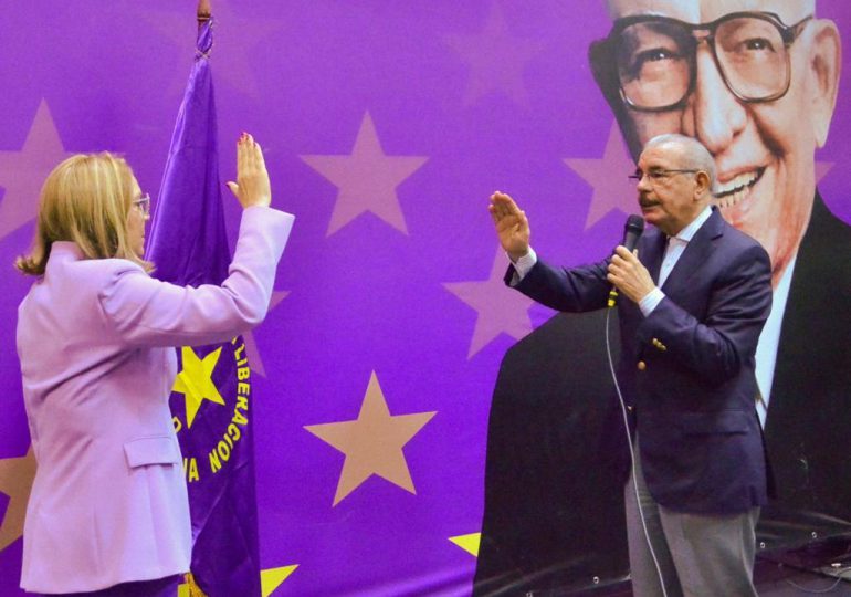 Danilo Medina juramenta a Iris Guaba en Comité Político del PLD